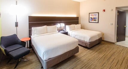Holiday Inn Express Hotel & Suites Harriman, an IHG Hotel Room Type - 2 Queen Beds Suite Sofa Bed