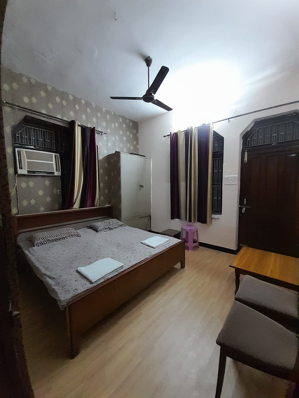 Jalsa - Tap to explore photos