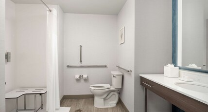 Hampton Inn by Hilton Delray Beach Room Type - 2QN MOB HEAR ACC RI-SHW