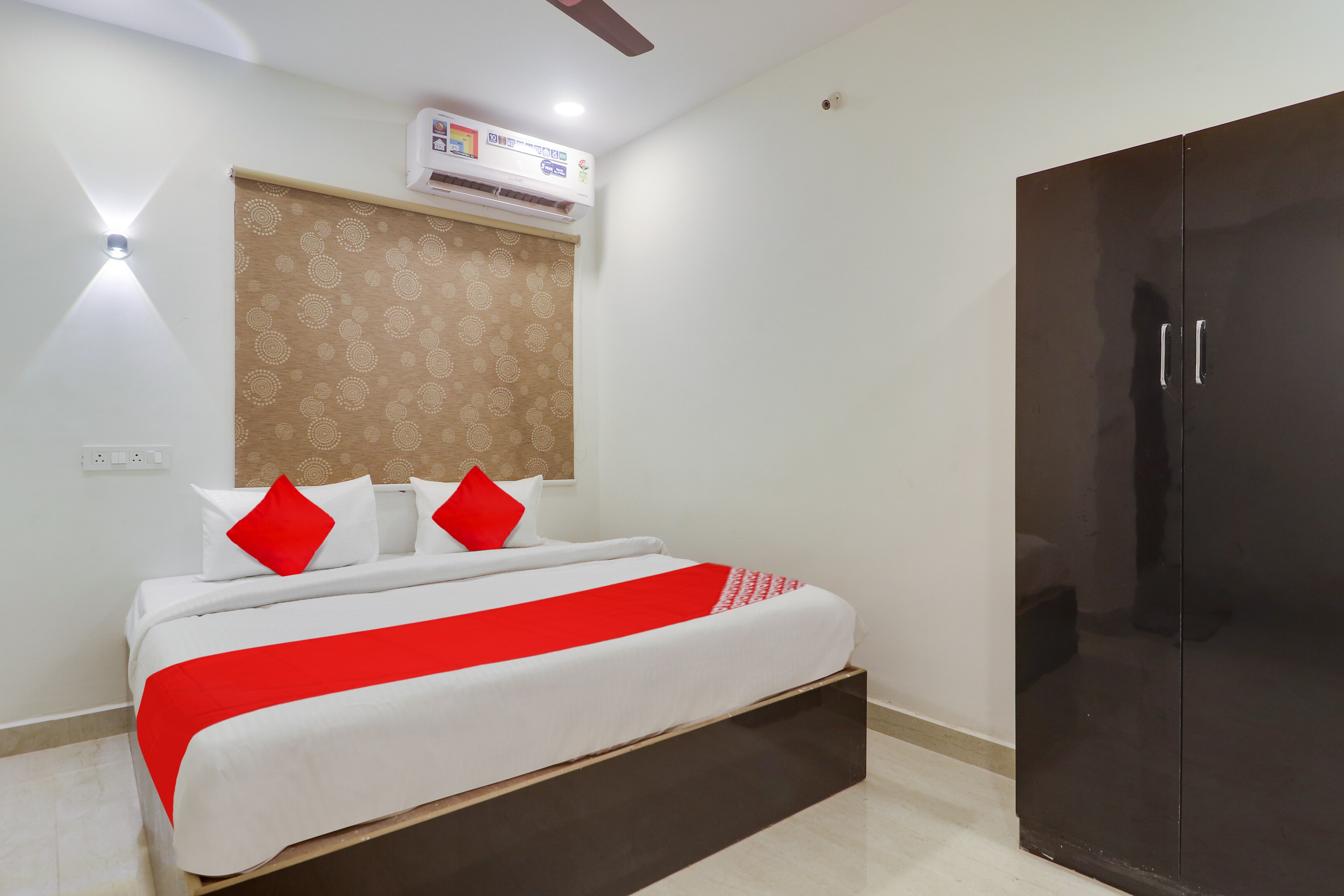 OYO Flagship Malani Inn - Tap to explore photos