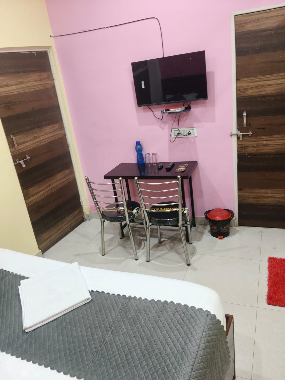 Uttam Kashi HomeStay - Tap to explore photos