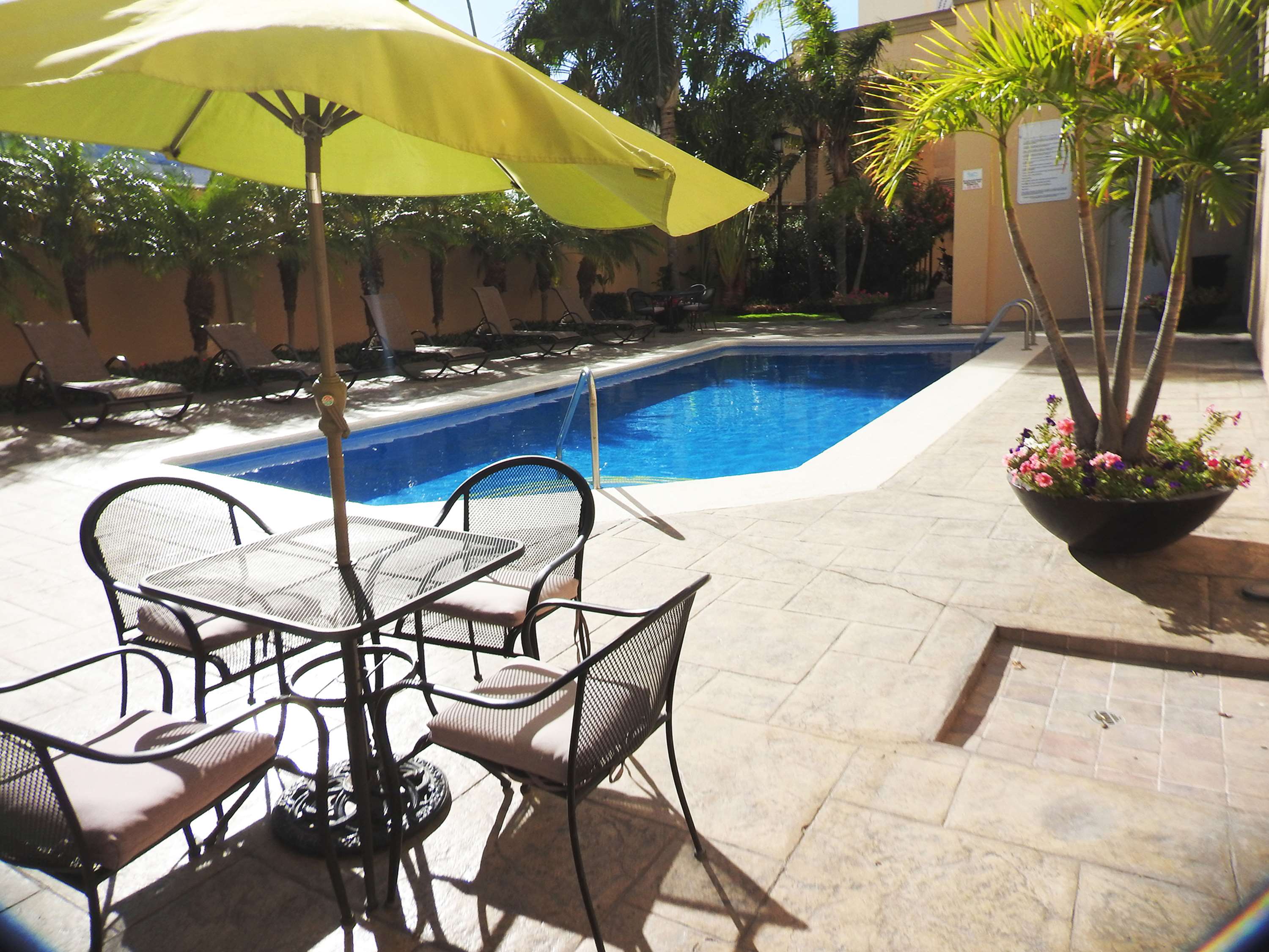 Best Western Plus Los Mochis - Tap to explore photos