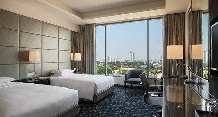 Renaissance Bengaluru Race Course Hotel Room Type - Guest Room, 2 Twin Beds with Bathtub