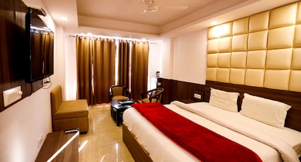 Calux Hill Queen (Formerly Amara at Mall Road with Free Parking) Room Type - Premium Valley View with Window Calux Hill Queen (Formerly Amara at Mall Road with Free Parking) Room Type - Premium Valley View with Window