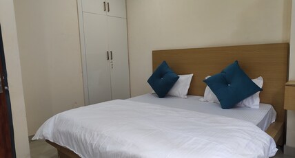 Quick Hotels Shreekanth Room Type - Deluxe King Bed Room with Mountain View
