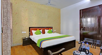 Posh Classic Huda City Center Metro Room Type - Deluxe Room with Balcony Posh Classic Huda City Center Metro Room Type - Deluxe Room with Balcony