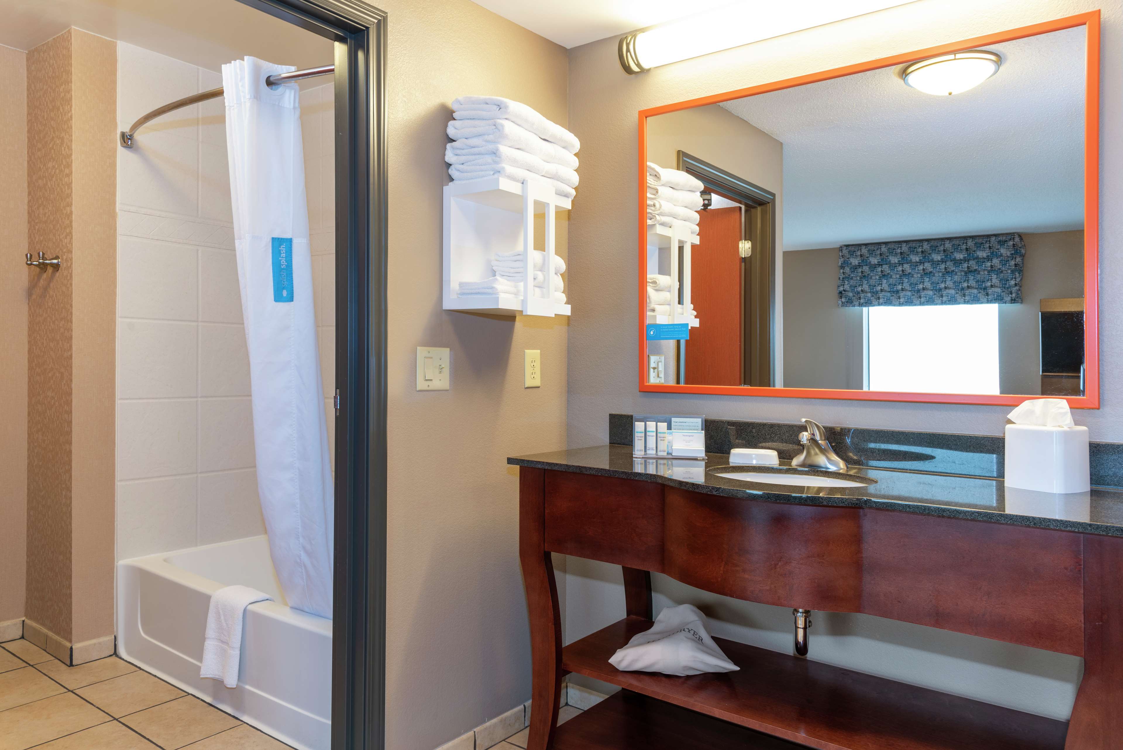 Hampton Inn & Suites by Hilton Marshalltown - Tap to explore photos