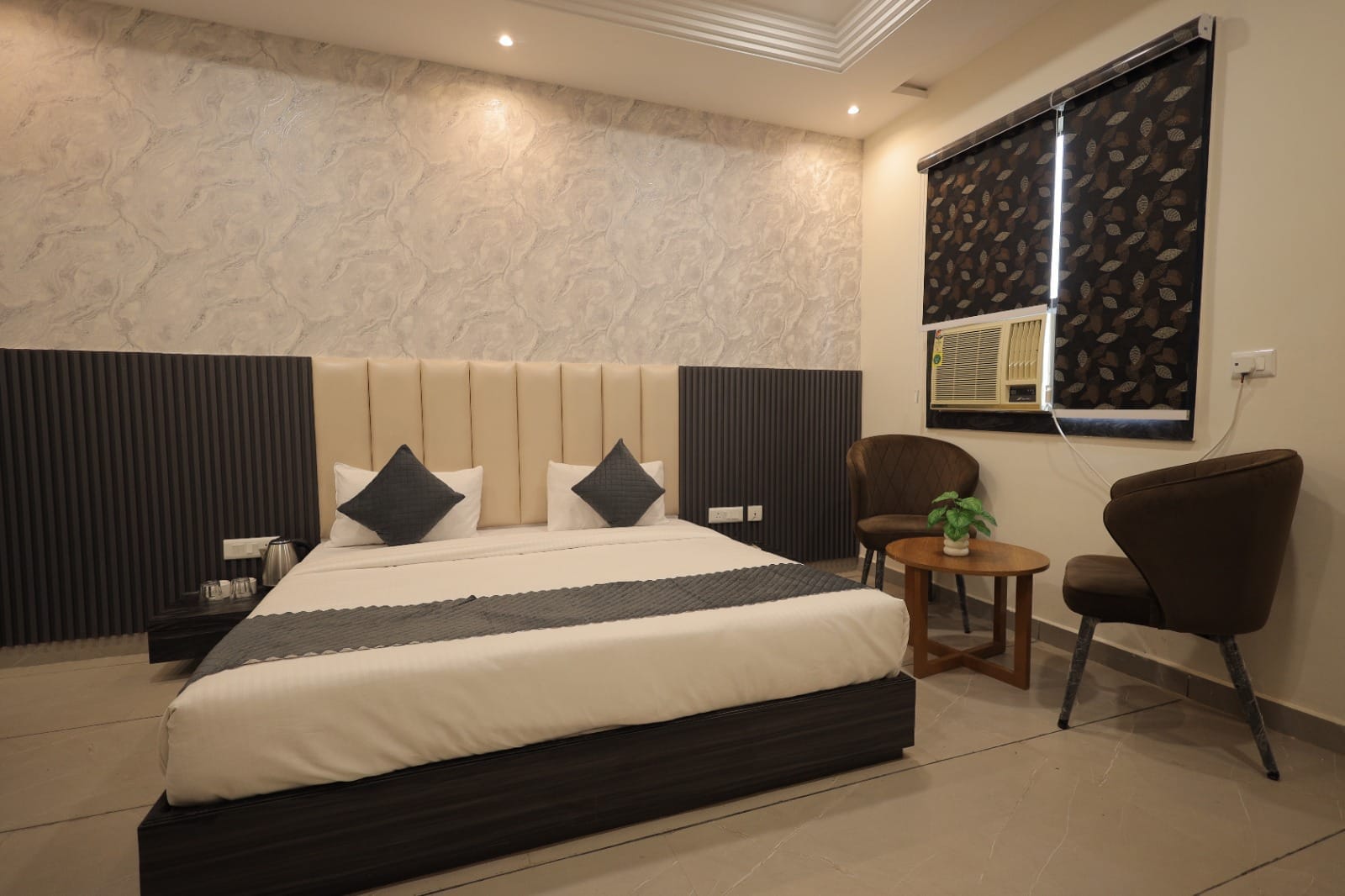 Hotel Cresta Inn - Tap to explore photos