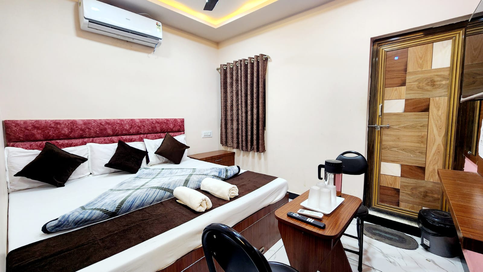 Hotel Mahakal View - Tap to explore photos