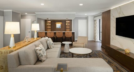 Hilton New Orleans Riverside Room Type - PREM SOFABED PARLOR SUITE