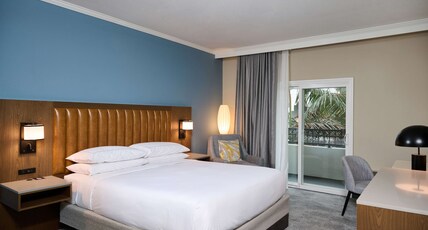 DoubleTree by Hilton Chatsworth Room Type - 1 KING POOLVW BALCONY