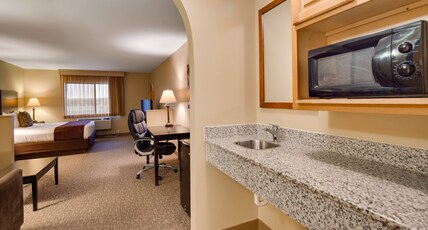 Best Western West Hills Inn Room Type - Suite - 1 King 2 Queen Beds, Non-Smoking, Microwave, Refrigerator, Wet Bar, Continental Breakfast