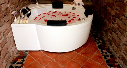 Old Kent Estates and Spa | Rooms & Restaurant Room Type - Jacuzzi Cottage
