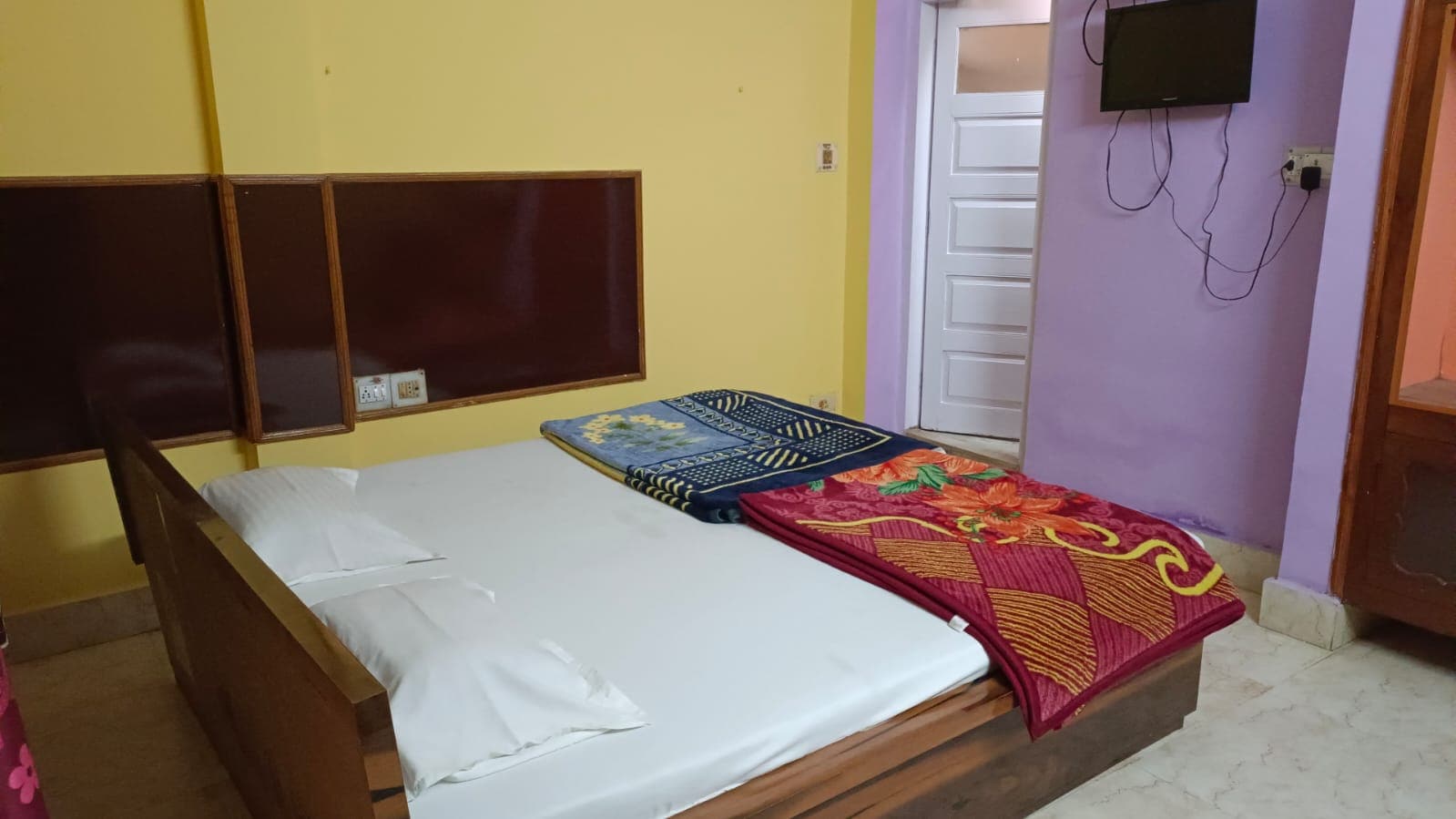 New Hindusthan Hotel - Tap to explore photos