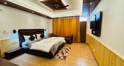 THE Midnight Garden Room Type - Alcove Hotel Room 102