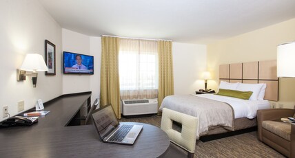 Candlewood Suites NEW BRAUNFELS, an IHG hotel Room Type - 1 Queen Studio Suite Mobility Accessible Tub
