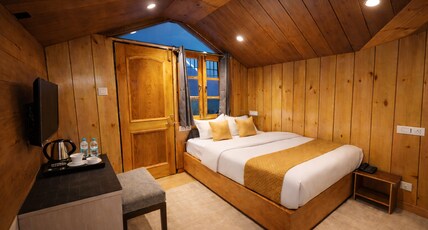 Ranveer Palace Room Type - Small Room with Balcony (402)