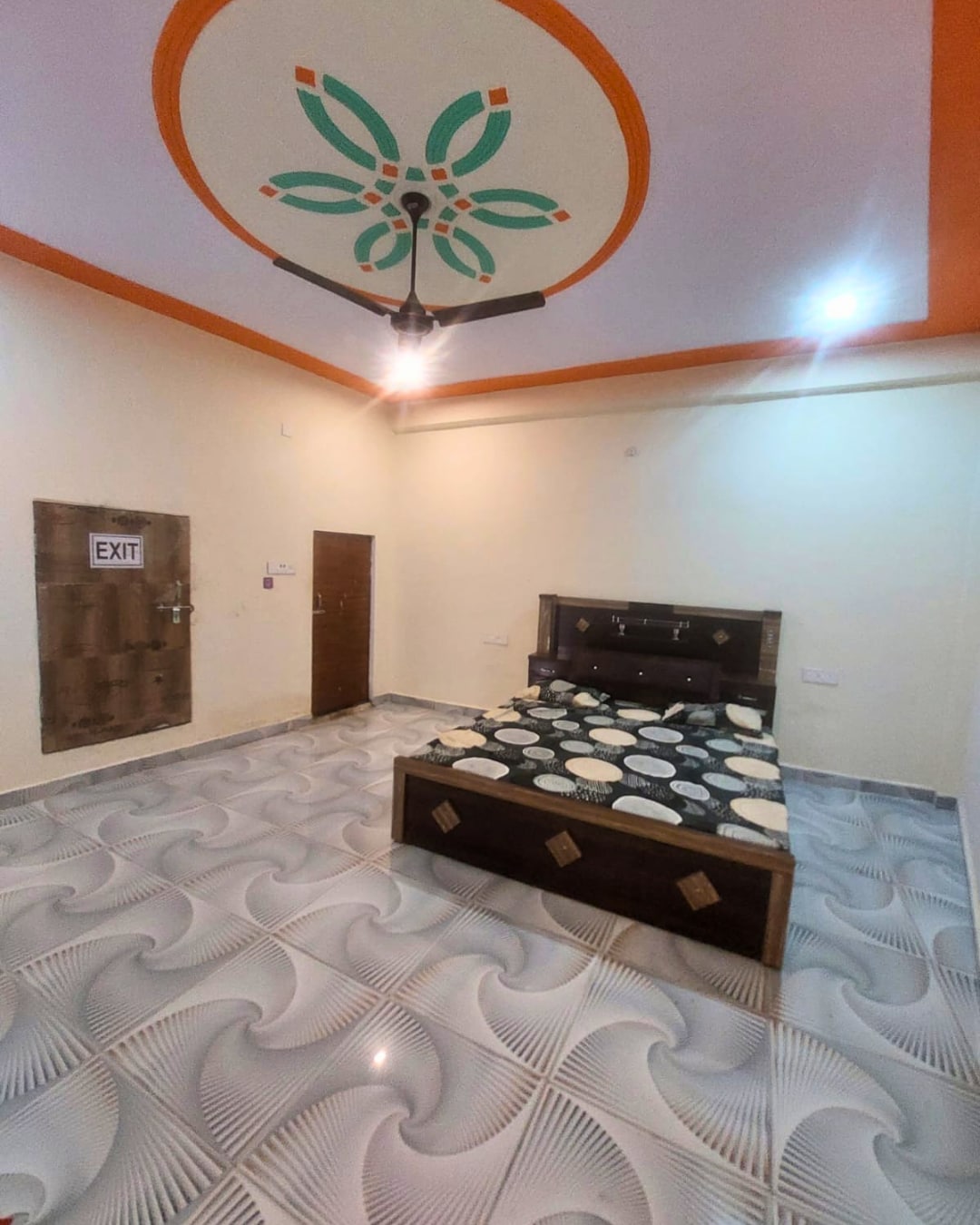 Hotel Diamond And Homestay - Tap to explore photos