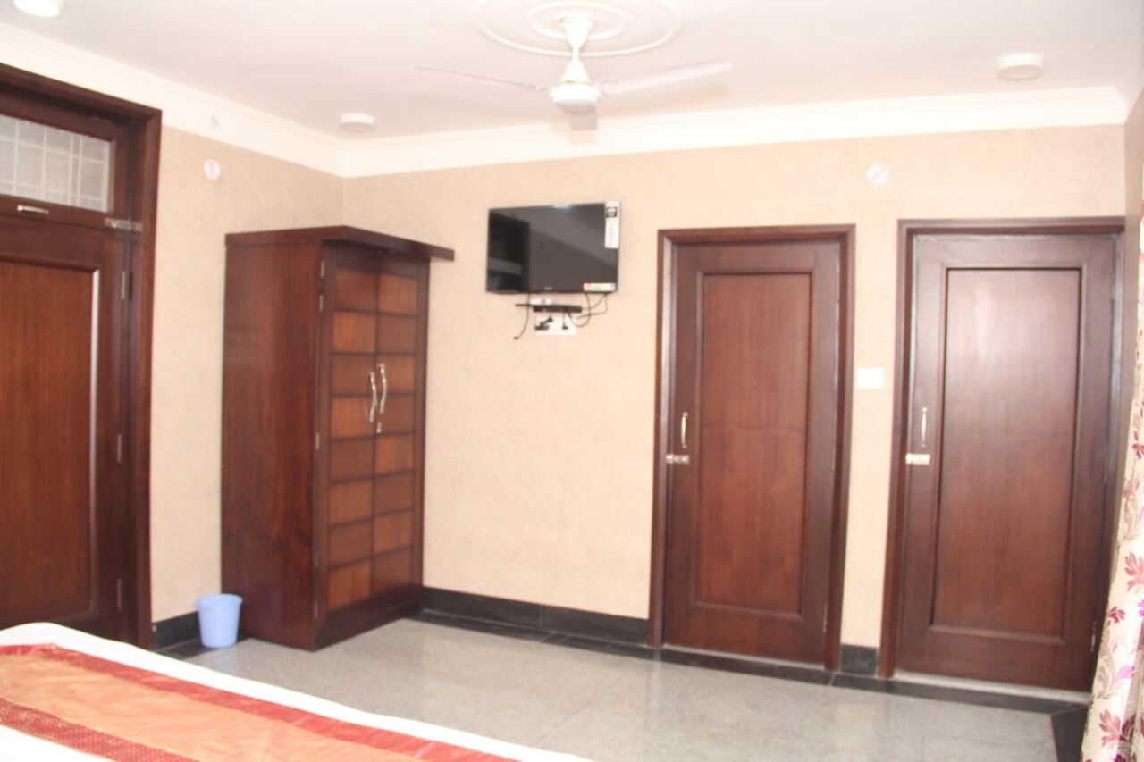 Hotel Silk, Haldwani (800m from Haldwani Railway Station) - Tap to explore photos