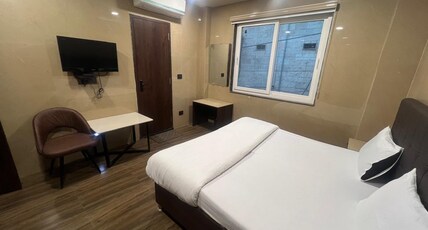 Hotel Maan K Room Type - Deluxe Room With Smart TV