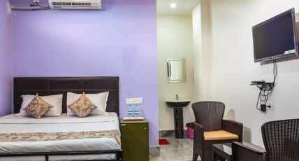 RK GUEST HOUSE Room Type - DELUXE QUEEN AC