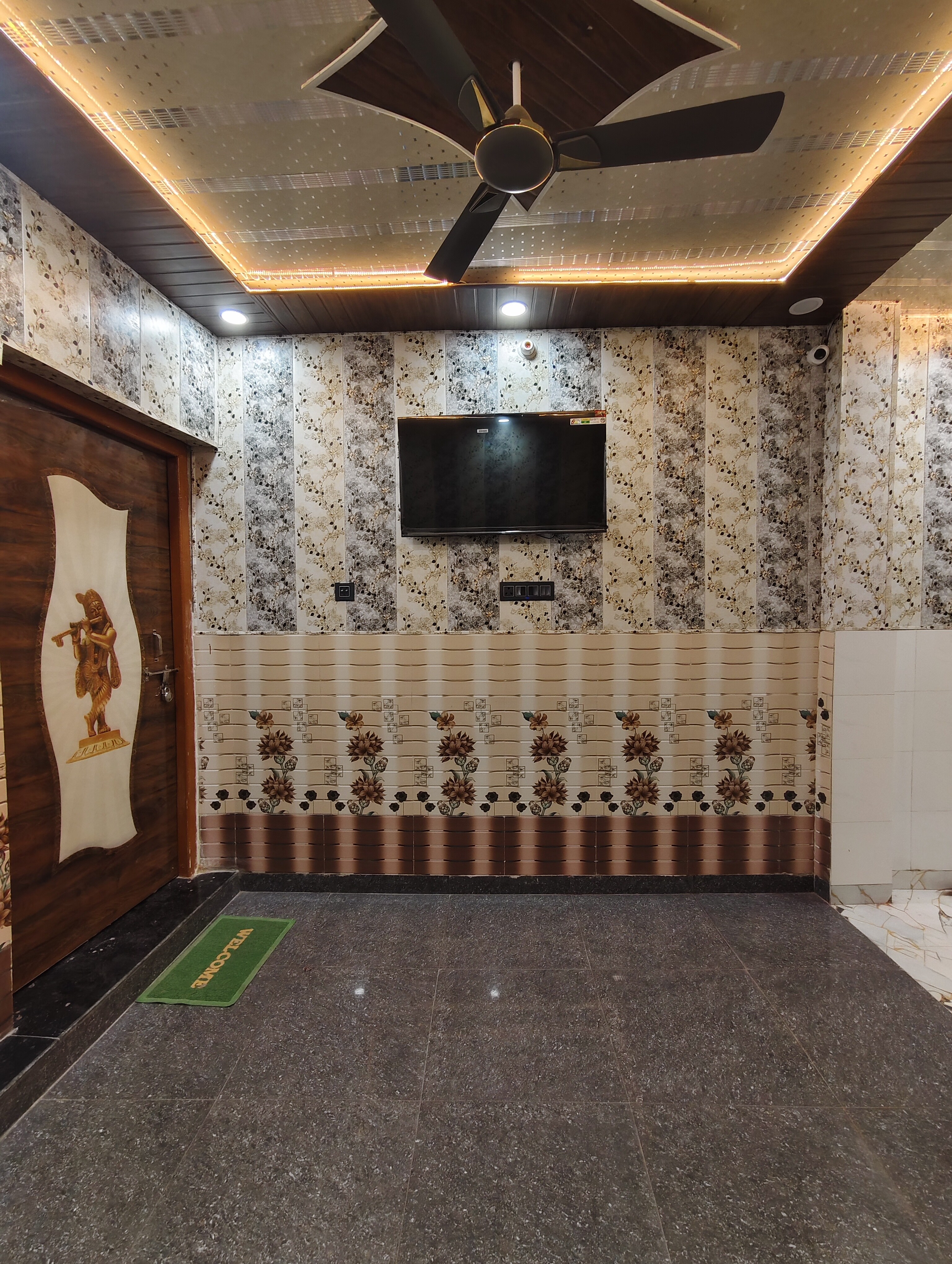 Raj Raghunandan Guesthouse - Tap to explore photos