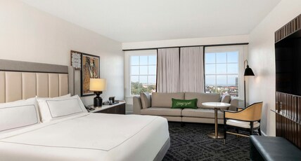 Mills House Charleston, Curio Collection by Hilton Room Type - 1K DLX MOB ACC TUB CITY VW