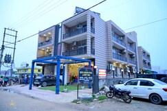 Hotel Golden Petals and Banquets