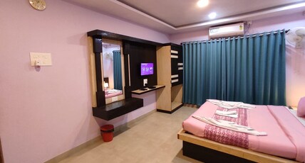 Swami Homestay Room Type - Family room with balcony