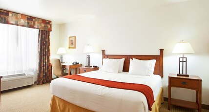 Holiday Inn Express Hotel & Suites Mattoon Room Type - 1 Kng Suite Wet Bar Sofa Bed Corner Room