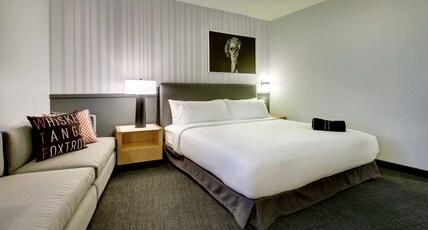 The Rose Chicago, Tapestry Collection by Hilton Room Type - 1KNG MOB HEARING ACC W TUB