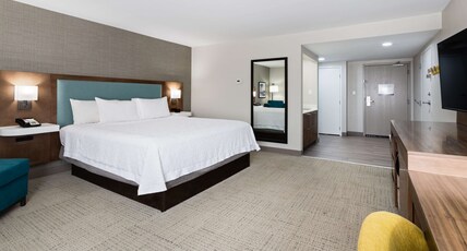 HAMPTON INN PERRY FL Room Type - 1 KING W MIC FRG WTBR NS