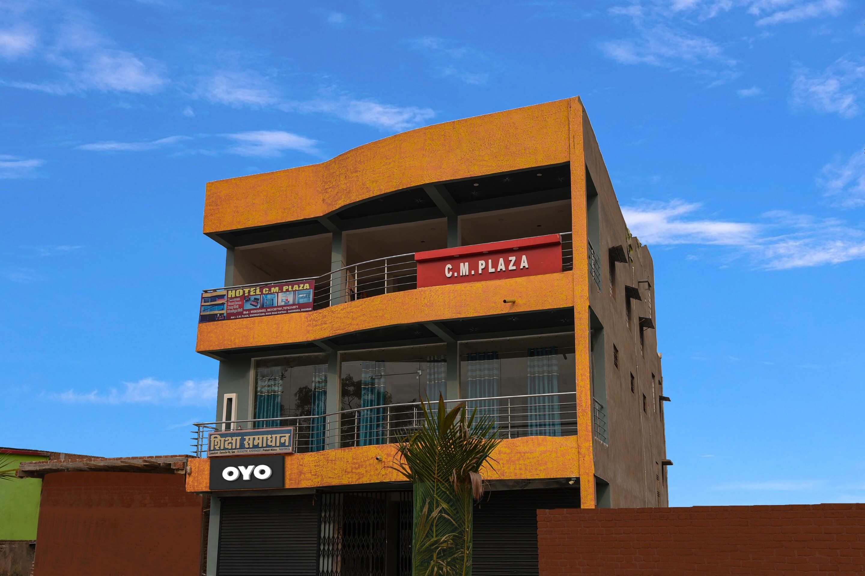 Hotel O CMPLAZA - Tap to explore photos