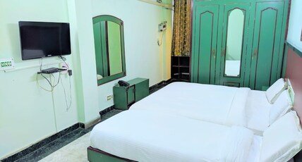 Hotel Green Palace Laxmi Nagar Room Type - Superior Triple Bed