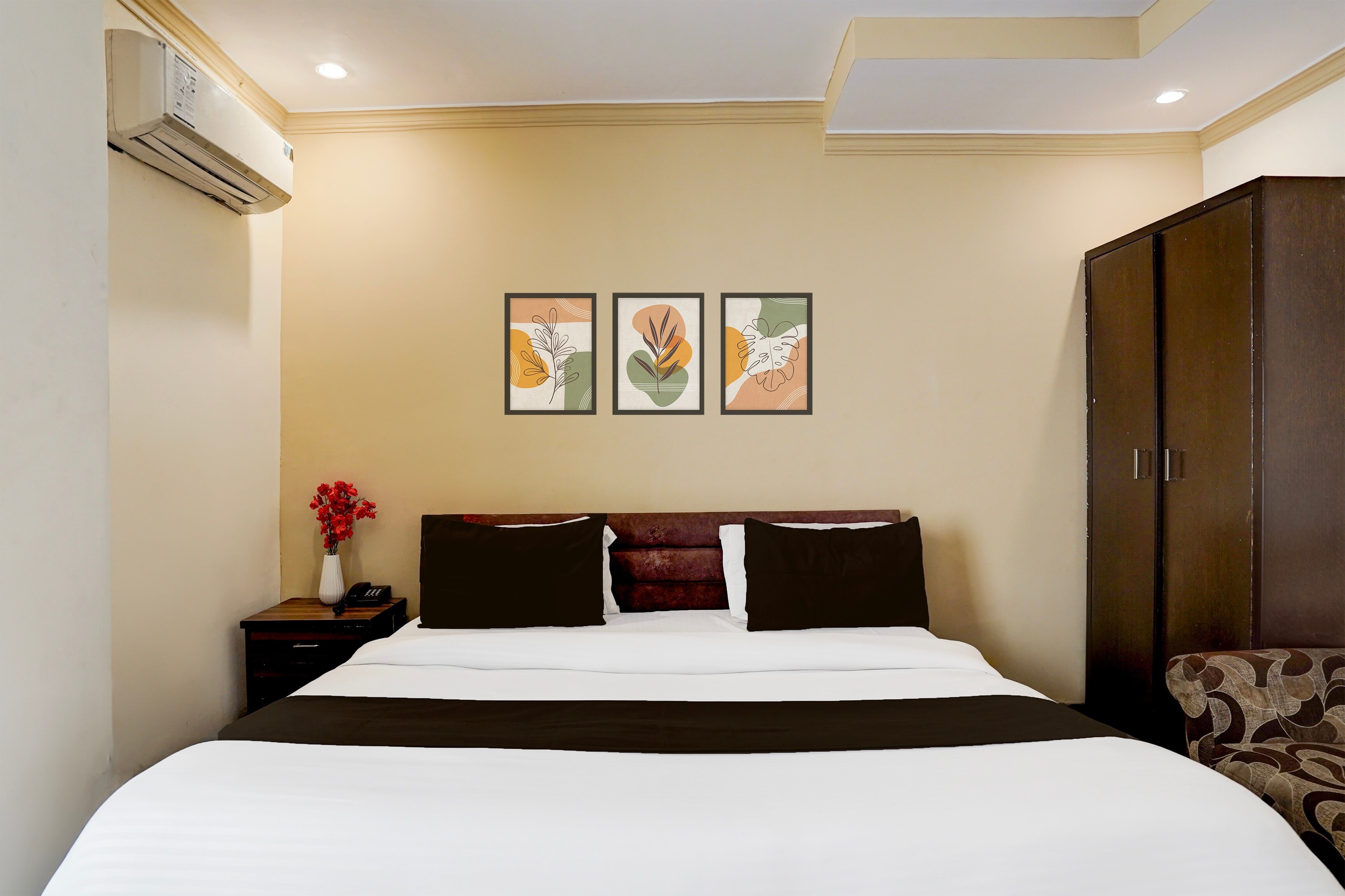 Collection O Hotel Ganga Palace - Tap to explore photos
