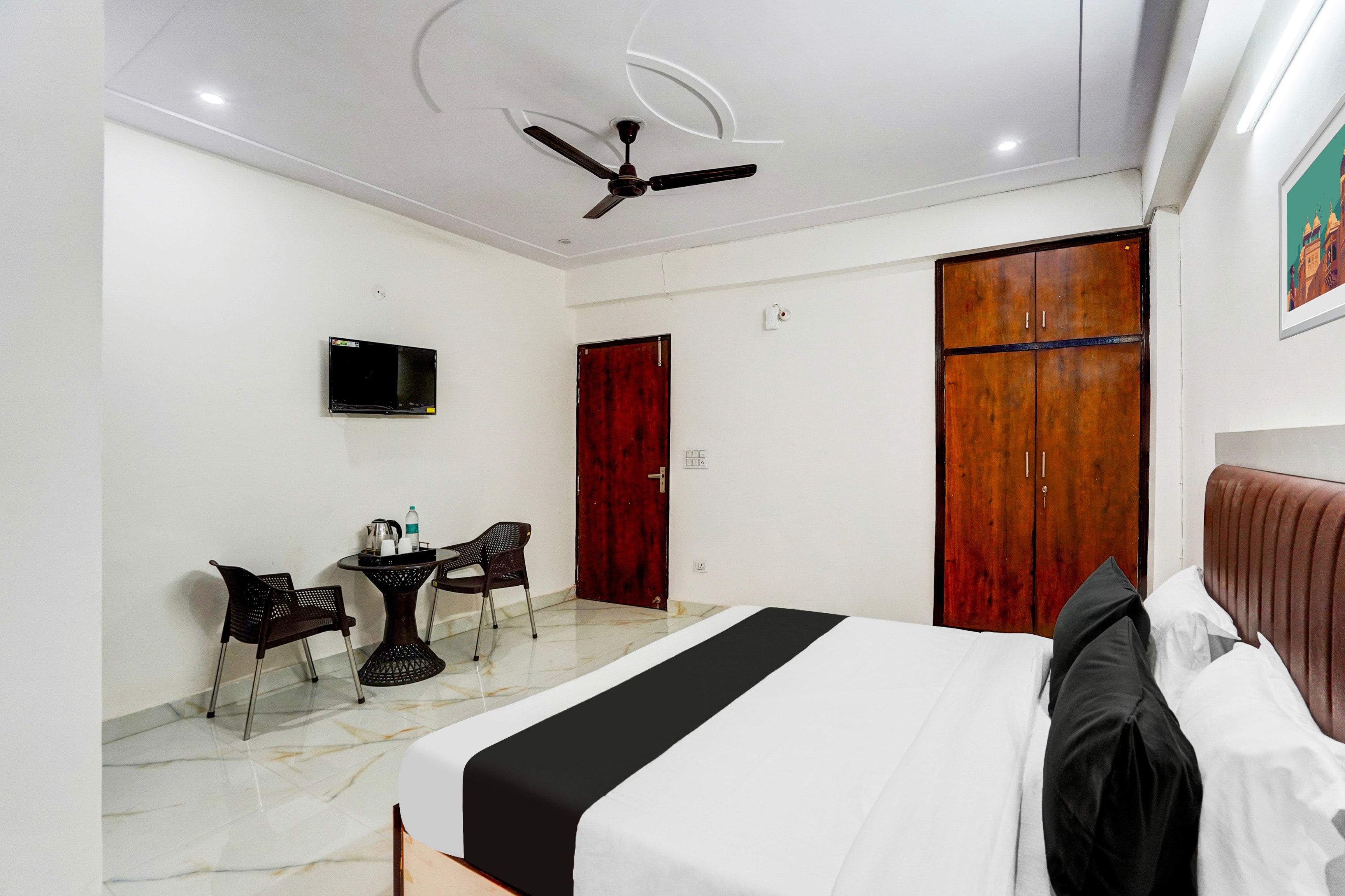 Hotel O Premium Rooms - Tap to explore photos