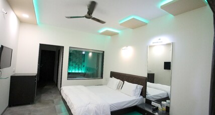 Raanjan Hills Resort Room Type - Deluxe Room with Lake View and Balcony