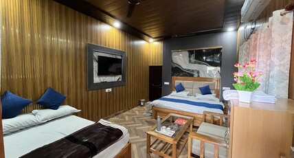 Magic Restaurant Hotel Room Type - Family Room with Mountain View King Bed