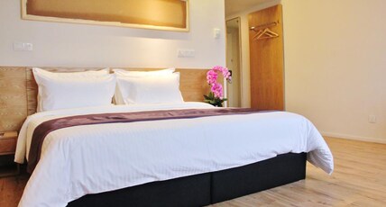 DeKing Hotel - Twin Towers Room Type - Deluxe King - Twin Tower View