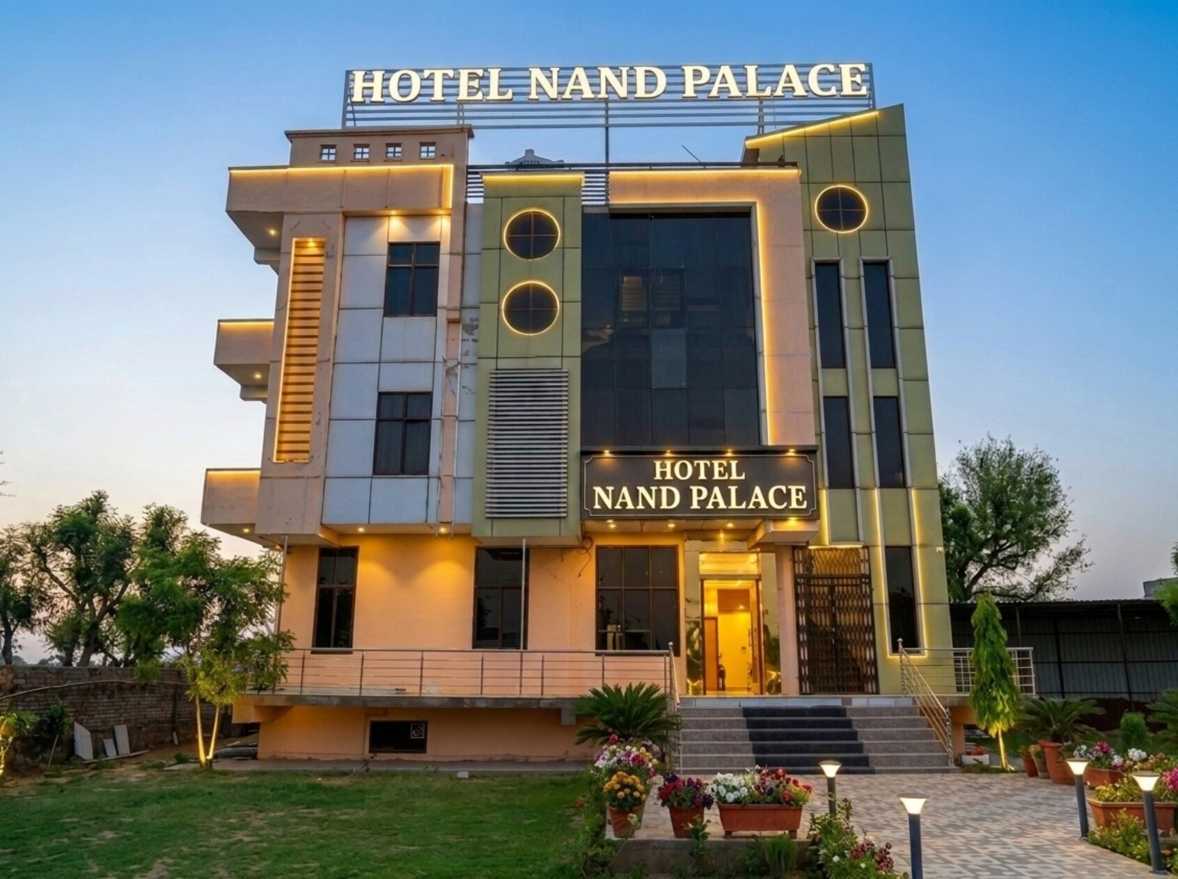 Hotel Nand Palace Hatoj - Tap to explore photos