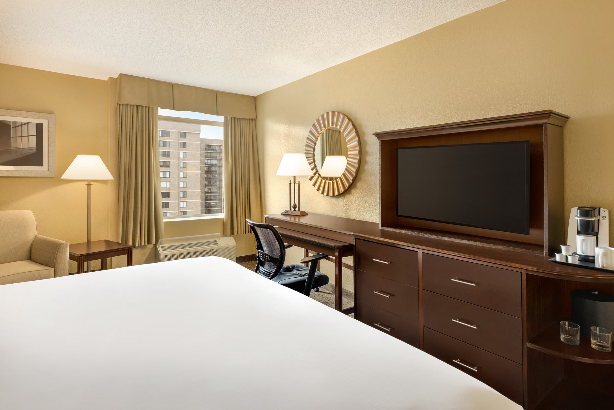 Crowne Plaza Crystal City-Washington, D.C. - Tap to explore photos