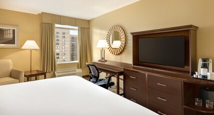 Crowne Plaza Crystal City-Washington, D.C. Room Type - 1 King Bed Standard