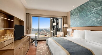 The Leela Ambience Convention Hotel Delhi Room Type - Deluxe Room with Bathtub