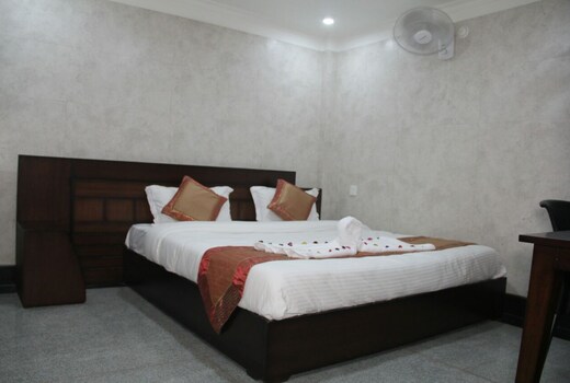 Hotel Silk, Haldwani (800m from Haldwani Railway Station)