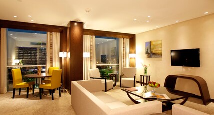 Holiday Inn Meydan Room Type - 1 King Suite with Living Room Smoking