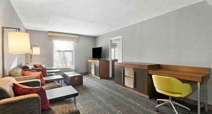 Hampton Inn & Suites by Hilton Newtown Room Type - KNG STE (LARGE) -NO-SMOK