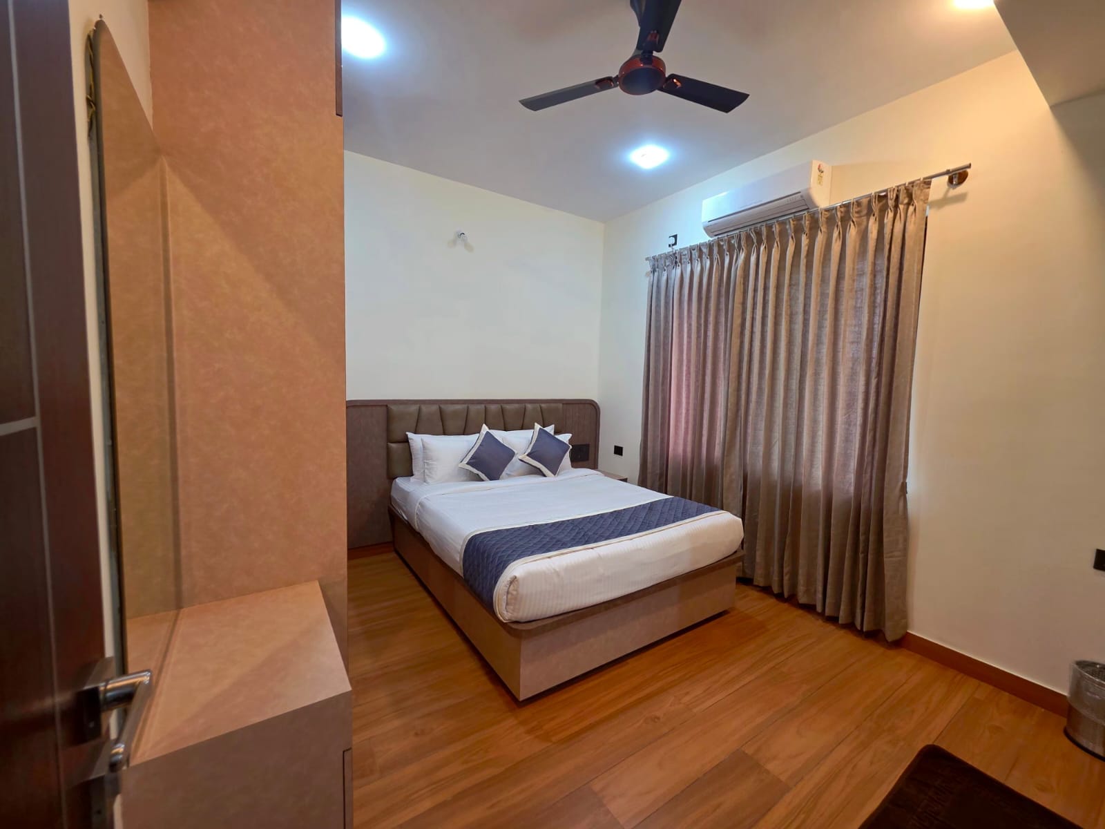 maharaja service apartment - Tap to explore photos