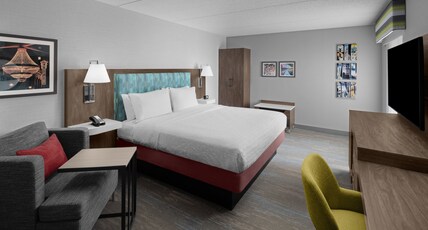 Hampton Inn Cleveland Downtown Room Type - 1 KING NS CORNER CITY VIEW