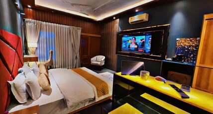 Victorian Elegance Luxury Stays Room Type - Classic Elegance – Signature Reserve Suite with Private Balcony