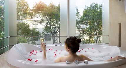 Harmony Saigon Hotel & Spa Room Type - Elegant Corner suite - Free Afternoon tea